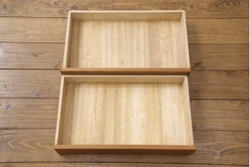 中古　美品　高級杉材　品のある佇まいが目を引く飾り棚(茶棚、戸棚)(R-055903)