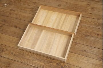 中古　美品　高級杉材　品のある佇まいが目を引く飾り棚(茶棚、戸棚)(R-055903)