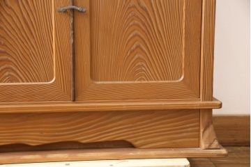 中古　美品　高級杉材　品のある佇まいが目を引く飾り棚(茶棚、戸棚)(R-055903)