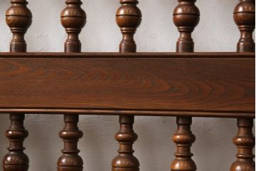 中古　松本民芸家具　ケヤキ材一枚板を使用した特注品!挽物装飾が目を惹くスピンドルバックベンチ(長椅子)(R-055915)