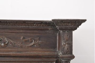 フランスアンティーク 立体的な彫刻が印象的!重厚な雰囲気ただようキャビネット(食器棚、収納棚、戸棚)(R-055917)
