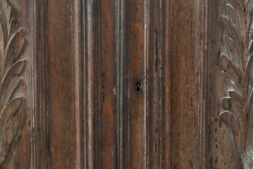 フランスアンティーク 立体的な彫刻が印象的!重厚な雰囲気ただようキャビネット(食器棚、収納棚、戸棚)(R-055917)