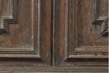 フランスアンティーク 立体的な彫刻が印象的!重厚な雰囲気ただようキャビネット(食器棚、収納棚、戸棚)(R-055917)