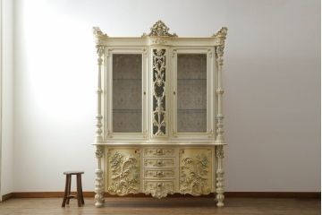 中古　美品　SILIK(シリック)　ロココ調　きらびやかな装飾に目を奪われるキャビネット(定価約250万円)(キュリオケース、飾り棚、収納棚、店舗什器)(R-055918)