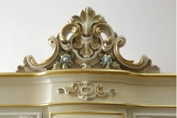 中古　美品　SILIK(シリック)　ロココ調　きらびやかな装飾に目を奪われるキャビネット(定価約250万円)(キュリオケース、飾り棚、収納棚、店舗什器)(R-055918)