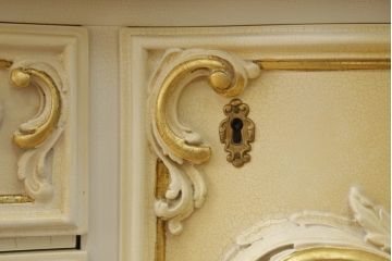 中古　美品　SILIK(シリック)　ロココ調　きらびやかな装飾に目を奪われるキャビネット(定価約250万円)(キュリオケース、飾り棚、収納棚、店舗什器)(R-055918)