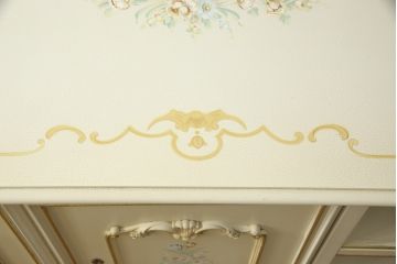 中古　イタリア　SILIK(シリック)　ロココ調　小花柄が可愛らしい雰囲気を醸し出すテレビボード(サイドボード、サイドキャビネット、リビングボード、テレビ台)(R-055920)