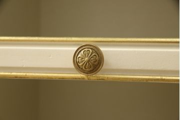 中古　イタリア　SILIK(シリック)　ロココ調　小花柄が可愛らしい雰囲気を醸し出すテレビボード(サイドボード、サイドキャビネット、リビングボード、テレビ台)(R-055920)