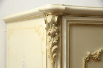 中古　イタリア　SILIK(シリック)　ロココ調　小花柄が可愛らしい雰囲気を醸し出すテレビボード(サイドボード、サイドキャビネット、リビングボード、テレビ台)(R-055920)