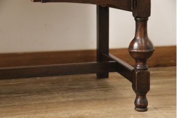 イギリスアンティーク　オーク材　クラシカルな雰囲気を醸し出す両袖机(ニーホールデスク、作業台、在宅ワーク用デスク)(R-055922)