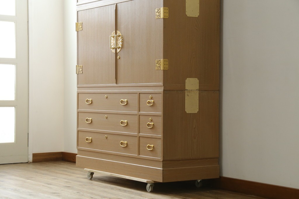 中古　美品　伝統工芸品　名古屋総桐箪笥(並厚・四方丸)　衣装盆に至るまで凝ったつくりの高級品着物箪笥　(R-055924)