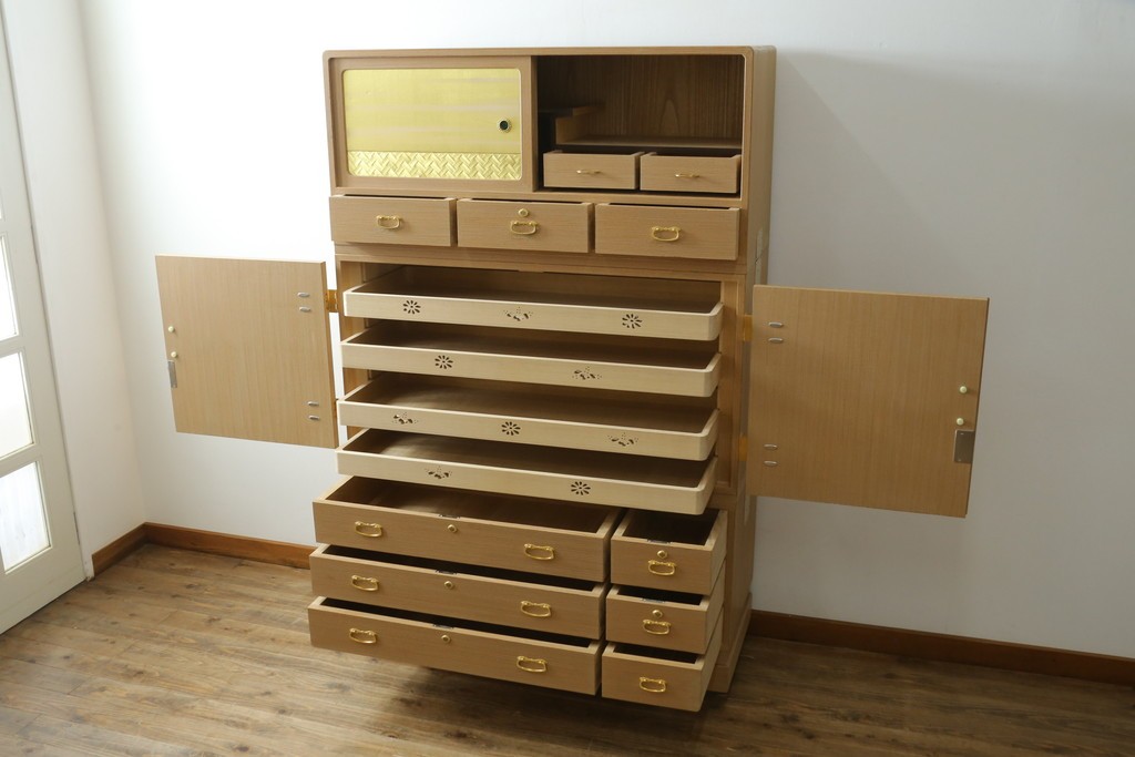 中古　美品　伝統工芸品　名古屋総桐箪笥(並厚・四方丸)　衣装盆に至るまで凝ったつくりの高級品着物箪笥　(R-055924)