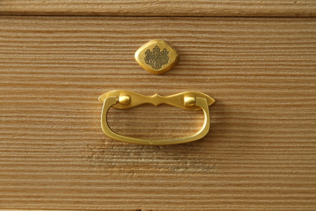 中古　美品　伝統工芸品　名古屋総桐箪笥(並厚・四方丸)　衣装盆に至るまで凝ったつくりの高級品着物箪笥　(R-055924)