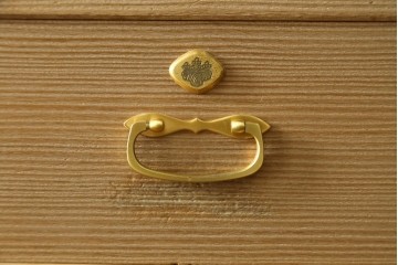 中古　美品　伝統工芸品　名古屋総桐箪笥(並厚・四方丸)　衣装盆に至るまで凝ったつくりの高級品着物箪笥　(R-055924)