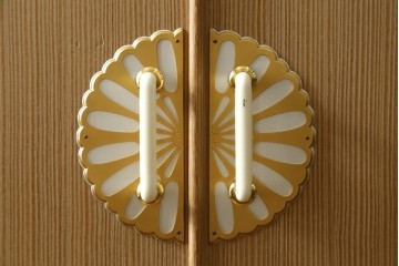 中古　美品　伝統工芸品　名古屋総桐箪笥(並厚・四方丸)　衣装盆に至るまで凝ったつくりの高級品着物箪笥　(R-055924)