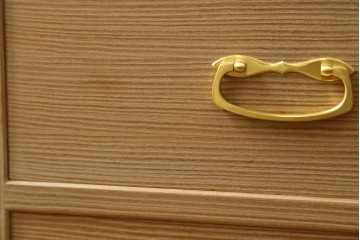 中古　美品　伝統工芸品　名古屋総桐箪笥(並厚・四方丸)　衣装盆に至るまで凝ったつくりの高級品着物箪笥　(R-055924)