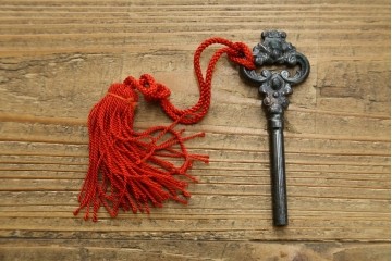 中古　美品　伝統工芸品　名古屋総桐箪笥(並厚・四方丸)　衣装盆に至るまで凝ったつくりの高級品着物箪笥　(R-055924)