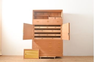 中古　美品　伝統工芸　衣装盆に至るまで凝ったつくりが魅力的な高級品!名古屋総桐箪笥(並厚、四方丸)(桐たんす、着物箪笥、衣装タンス、バラ売り可能)(R-055924)