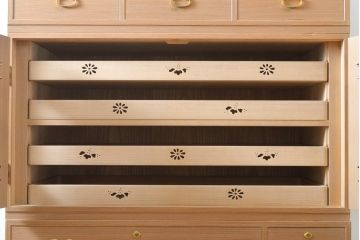 中古　美品　伝統工芸　衣装盆に至るまで凝ったつくりが魅力的な高級品!名古屋総桐箪笥(並厚、四方丸)(桐たんす、着物箪笥、衣装タンス、バラ売り可能)(R-055924)