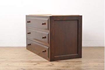中古　松本民芸家具　ヒノキ天板・脚(台輪)付きリメイク　幅広の引き出しが付いたローチェスト(引き出し、リビングボード、サイドチェスト)(R-055925)