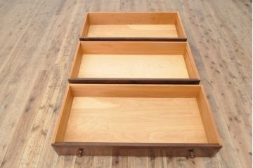 中古　松本民芸家具　ヒノキ天板・脚(台輪)付きリメイク　幅広の引き出しが付いたローチェスト(引き出し、リビングボード、サイドチェスト)(R-055925)