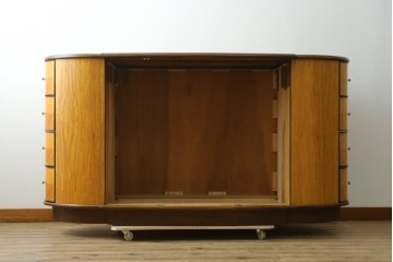 中古　アメリカ高級家具　モダンなデザインが目を引くカウンターテーブル　(R-055932)
