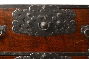 アンティーク家具　前面ケヤキ材　玉杢　分厚い金具が目を引く上手物の佐渡小木箪笥(佐渡箪笥、衣装箪笥、時代箪笥、重ね箪笥、チェスト、引き出し)(R-055956)