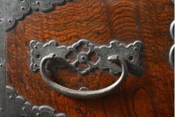 アンティーク家具　前面ケヤキ材　玉杢　分厚い金具が目を引く上手物の佐渡小木箪笥(佐渡箪笥、衣装箪笥、時代箪笥、重ね箪笥、チェスト、引き出し)(R-055956)