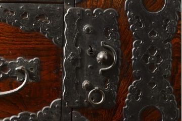 アンティーク家具　前面ケヤキ材　玉杢　分厚い金具が目を引く上手物の佐渡小木箪笥(佐渡箪笥、衣装箪笥、時代箪笥、重ね箪笥、チェスト、引き出し)(R-055956)