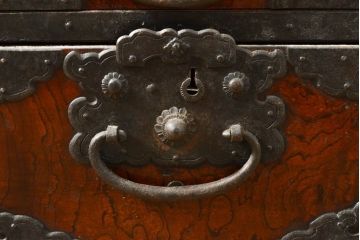 アンティーク家具　前面ケヤキ材　玉杢　分厚い金具が目を引く上手物の佐渡小木箪笥(佐渡箪笥、衣装箪笥、時代箪笥、重ね箪笥、チェスト、引き出し)(R-055956)