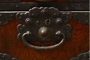 アンティーク家具　前面ケヤキ材　玉杢　分厚い金具が目を引く上手物の佐渡小木箪笥(佐渡箪笥、時代箪笥、和たんす、ローボード、ローチェスト、引き出し)(R-055957)