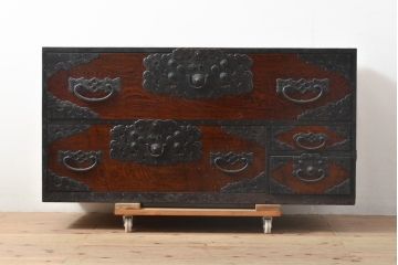 アンティーク家具　前面ケヤキ材　玉杢　分厚い金具が目を引く上手物の佐渡小木箪笥(佐渡箪笥、時代箪笥、和たんす、ローボード、ローチェスト、引き出し)(R-055958)