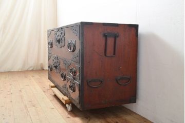 アンティーク家具　前面ケヤキ材　玉杢　分厚い金具が目を引く上手物の佐渡小木箪笥(佐渡箪笥、時代箪笥、和たんす、ローボード、ローチェスト、引き出し)(R-055958)