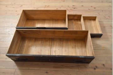 アンティーク家具　前面ケヤキ材　玉杢　分厚い金具が目を引く上手物の佐渡小木箪笥(佐渡箪笥、時代箪笥、和たんす、ローボード、ローチェスト、引き出し)(R-055958)