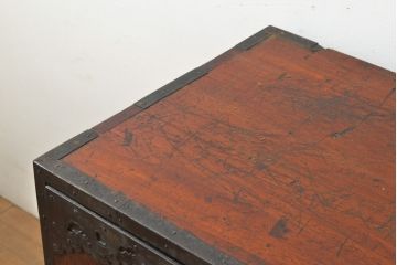 アンティーク家具　前面ケヤキ材　玉杢　分厚い金具が目を引く上手物の佐渡小木箪笥(佐渡箪笥、時代箪笥、和たんす、ローボード、ローチェスト、引き出し)(R-055958)