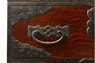 アンティーク家具　前面ケヤキ材　玉杢　分厚い金具が目を引く上手物の佐渡小木箪笥(佐渡箪笥、時代箪笥、和たんす、ローボード、ローチェスト、引き出し)(R-055958)