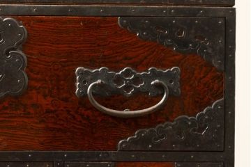 アンティーク家具　前面ケヤキ材　玉杢　分厚い金具が目を引く上手物の佐渡小木箪笥(佐渡箪笥、時代箪笥、和たんす、ローボード、ローチェスト、引き出し)(R-055958)