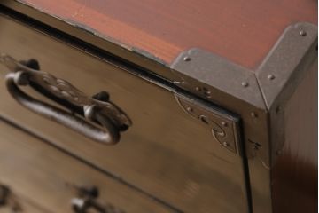 上手物!　和製アンティーク　美品　総桐　黒漆と金具の細工にこだわりを感じる庄内箪笥(引き出し、和タンス、収納箪笥、桐たんす)(R-055970)