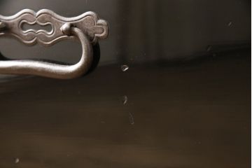 上手物!　和製アンティーク　美品　総桐　黒漆と金具の細工にこだわりを感じる庄内箪笥(引き出し、和タンス、収納箪笥、桐たんす)(R-055970)