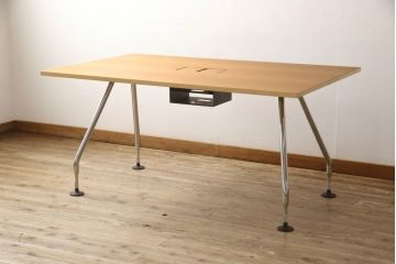 中古　美品　Vitra(ヴィトラ)　Ad Hoc(アドホック)　配線機能のついたOA対応のミーティングテーブル(オフィスデスク、会議テーブル、長机)(R-055976)
