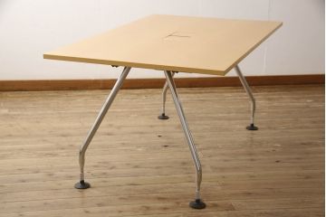 中古　美品　Vitra(ヴィトラ)　Ad Hoc(アドホック)　配線機能のついたOA対応のミーティングテーブル(オフィスデスク、会議テーブル、長机)(R-055976)