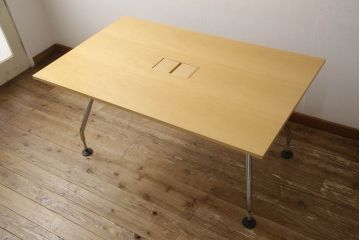中古　美品　Vitra(ヴィトラ)　Ad Hoc(アドホック)　配線機能のついたOA対応のミーティングテーブル(オフィスデスク、会議テーブル、長机)(R-055976)
