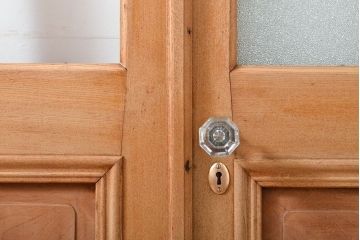 アンティーク建具　ストリップド仕上げ　総欅(ケヤキ)無垢材製!上質なガラス窓付き両開きドア1対(扉、玄関ドア)(R-055977)
