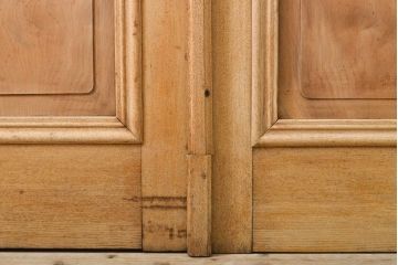 アンティーク建具　ストリップド仕上げ　総欅(ケヤキ)無垢材製!上質なガラス窓付き両開きドア1対(扉、玄関ドア)(R-055977)