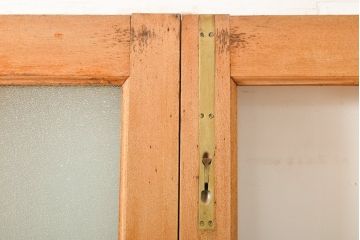 アンティーク建具　ストリップド仕上げ　総欅(ケヤキ)無垢材製!上質なガラス窓付き両開きドア1対(扉、玄関ドア)(R-055977)