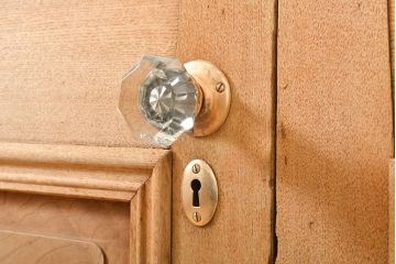 アンティーク建具　ストリップド仕上げ　総欅(ケヤキ)無垢材製!上質なガラス窓付き両開きドア1対(扉、玄関ドア)(R-055977)