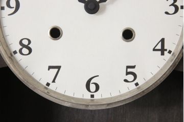 昭和レトロ　電池式　レトロモダンなデザインが魅力的な掛け時計(柱時計、古時計)(R-056022)