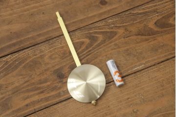 昭和レトロ　電池式　レトロモダンなデザインが魅力的な掛け時計(柱時計、古時計)(R-056022)