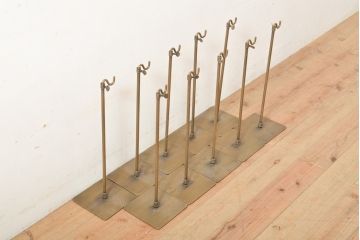 中古　アンティーク調　古美色(こびしょく)　シャビーな風合いがレトロな雰囲気を高めるディスプレイスタンド10台セット(アクセサリースタンド、バックスタンド、かばんスタンド、バックホルダー、鞄掛け、店舗什器)(R-056034)