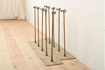中古　アンティーク調　古美色(こびしょく)　シャビーな風合いがレトロな雰囲気を高めるディスプレイスタンド10台セット(アクセサリースタンド、バックスタンド、かばんスタンド、バックホルダー、鞄掛け、店舗什器)(R-056034)